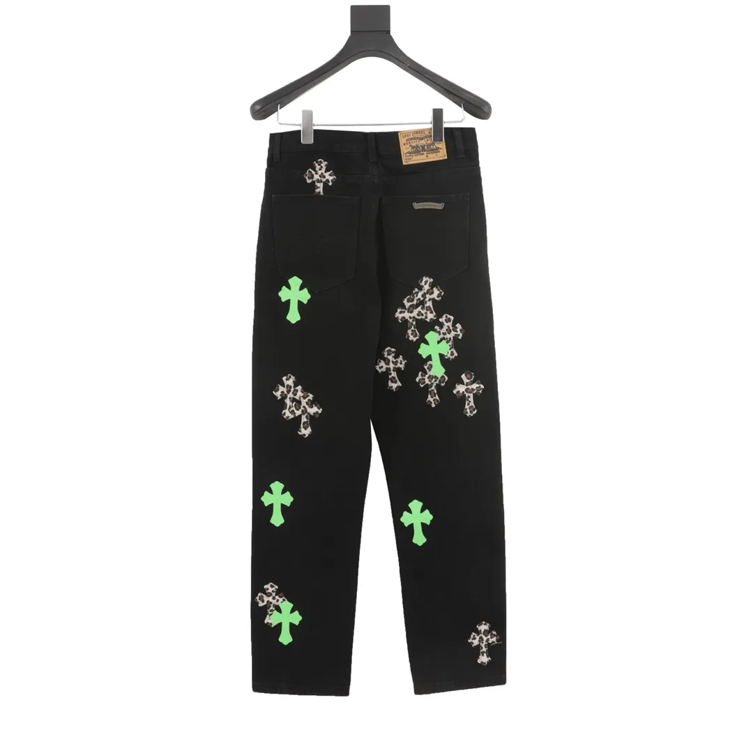 P260 model number Y837 Chromehearts/Chrome Hearts classic leather label cross denim trousers After the trousers are finished, they are subjected to heavy enzyme stone grinding and rinsing. Each pair is different in washing. The heavy washing process has many hidden secret details. The trousers featured this time are perfect in terms of shape and upper body. It is no exaggeration to say that it takes more time to make 20 short-sleeves than to make one pair of jeans. The fabric is made of 12.2 ounces of high-quality denim. Only denim with 12 ounces or more can have the unique high-end texture of denim. I am very satisfied with the proofing after several washes. Size:28-34